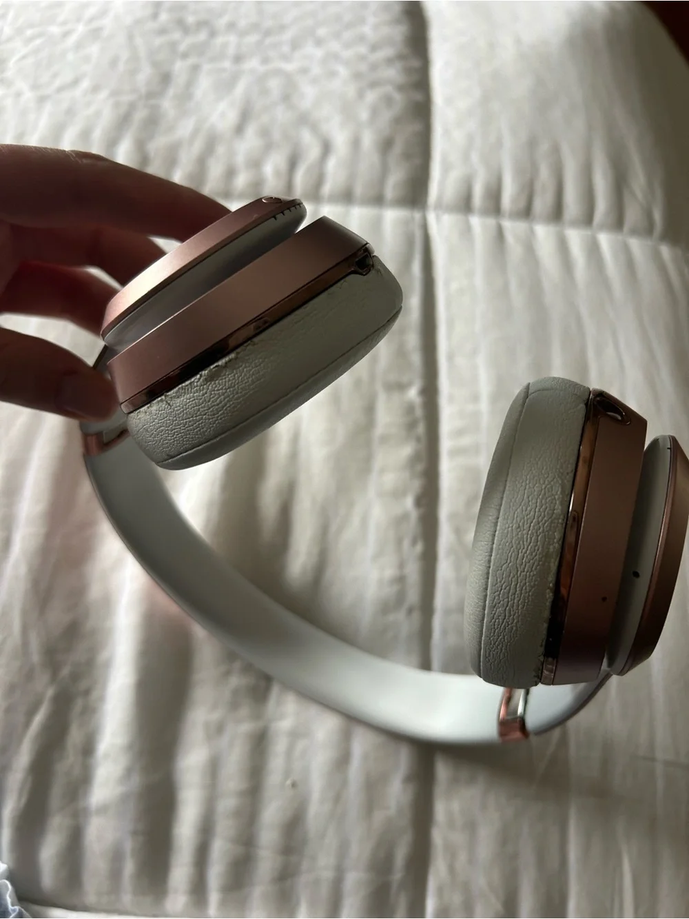 Wireless Solo 3 Beats by Dre Over-Ear Headphones - Rose Gold and White - Picture 4 of 13